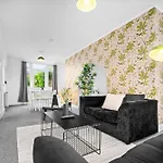 Stylish 3 Bedroom House - Parking - Garden - Great Barr - Netflix - Top Rated -121J