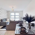 Modern 2-Bed Flat With Parking Near Central Birmingham