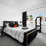 The Rock, Elegant 4 Bedroom House, Solihull, Close To Nec, Sleeps 8