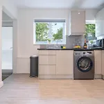 4 Bedroom House - Parking & Garden - Smart Tvs - Netflix - Wifi - Top Rated - 22Cg