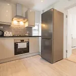 4 Bedroom House - Parking & Garden - Smart Tvs - Netflix - Wifi - Top Rated - 22Cg