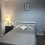 Come & Stay With Free Breakfast And Driveway Parking