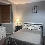 Come & Stay With Free Breakfast And Driveway Parking