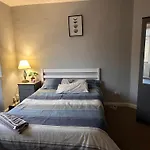 Come & Stay With Free Breakfast And Driveway Parking