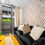 Central Apartment - Chinatown - Private Balcony - Secure Parking - Netflix - Wifi - 14A