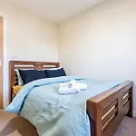 Balmoral Court -Sleeps 6 -Free Parking With Workstation & High-Speed Wifi