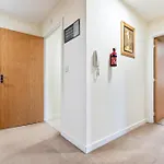 Balmoral Court -Sleeps 6 -Free Parking With Workstation & High-Speed Wifi