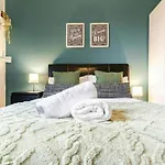 Central 2Bed,2Bath, Balcony Apartment Near New Street, Mailbox & Canals At Skyline Apartments