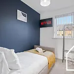Spacious 3 Bed With Parking, Pool Table, Tvs
