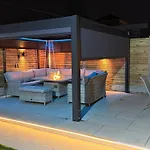 5 Bed Town House Within City Centre And Sleeps Up To 11 With Sky And Netflix