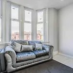 Elegant Flat With A Moseley View