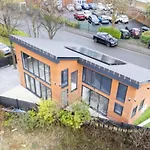 New Modern Stylish Villa Near City Centre Birmingham, With Outdoor Hot Tub