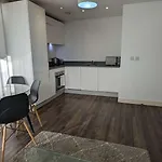 Modern 1 Bed Apt In Central Bmh - Good Fit For Business Traveller