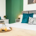 Entire House 3 Bathrooms Free Parking Not In The Caz Garden And Fast Wifi