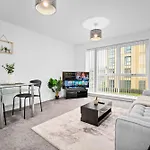 Luxury Central Apartment With Gated Access And Secure Parking 16Sl