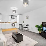 Luxury Central Apartment With Gated Access And Secure Parking 16Sl