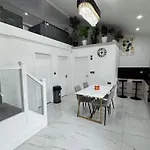 New Modern Stylish Villa Near City Centre Birmingham, With Outdoor Hot Tub