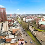 New Build - 1 Bed Apt Birmingham City Centre - Free Onsite Gym & Coffee Machine - Chinatown Area, Located Next To O2 Academy, Bullring & New Street Station - With Smart Tv, Free Netflix & Wifi