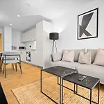 New Build - 1 Bed Apt Birmingham City Centre - Free Onsite Gym & Coffee Machine - Chinatown Area, Located Next To O2 Academy, Bullring & New Street Station - With Smart Tv, Free Netflix & Wifi