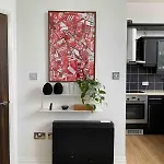 Entire Industrial Style Apartment With Free Parking & Wifi