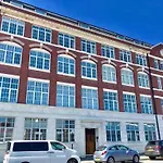 Entire Industrial Style Apartment With Free Parking & Wifi