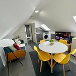 Large 7 Bedrooms Split-Level Flat Sleeps Up To 14