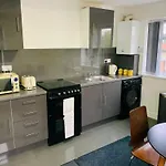 Large 7 Bedrooms Split-Level Flat Sleeps Up To 14