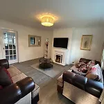 Double Room Near Queen Elizabeth Hospital And University