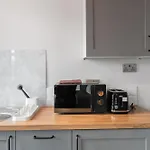 Cosy Moseley Studio - 7