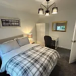 Double Room Near Queen Elizabeth Hospital And University