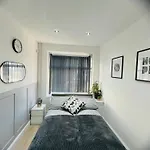 Free Parking ,Modern 4 Bedrooms 10Min From Birmingham City Centre Ideal For Contractors ,Groups And Families