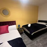 Stylish 2 Bedroom City Centre Apartment Sleeps 6 With Free Convenient Bullring , Grand Central Parking