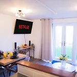 5 Bed House Wifi City Centre Free Parking