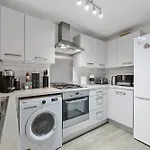 Spacious 4 Bedroom House W/Parking