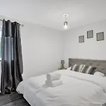 Sleek Stay With Parking - Great For Nec & Hs2 Travelers