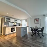 J Quarter 2Br - Free Parking - Suite One