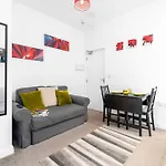 Emerald Delightful Suite Moseley Mews, Birmingham By Staystaycations