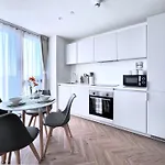 City Skyline View Holiday Apartment In Birmingham City Centre - South Central Apt125