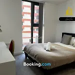 Last-Minute Specials L Book It Now L Sleeps Up To 4 L 2 Bed 2 Bath - Gym - Prime Birmingham Location L Jvt Short Lets
