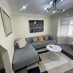 Luxury 2 Bed House And Pool Table In Harborne