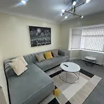 Luxury 2 Bed House And Pool Table In Harborne