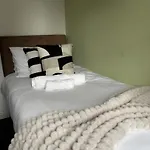 Huge 8 Bedroom Contractor House, Birmingham, Links To M5, M6 & A38