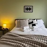Huge 8 Bedroom Contractor House, Birmingham, Links To M5, M6 & A38