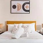 Luxury Four Bedroom Townhouse - Netflix - Garden - Balconies 17Sl