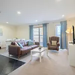 Steps Away From New Street Station & 2 Beds & 2 Baths Flat At City Center