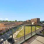 Luxury 2 Bedroom Apartment - 2 Bathrooms - Balcony - Fast Wifi 323Sw