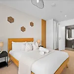 Luxury 2 Bedroom Apartment - 2 Bathrooms - Balcony - Fast Wifi 323Sw