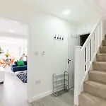 Stunning Solihull Long Stays - 4 Bedrooms With 7 Separate Beds, 2 Baths, Garden & Driveway By Birmingham Contractor Stays