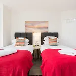 Stunning Solihull Long Stays - 4 Bedrooms With 7 Separate Beds, 2 Baths, Garden & Driveway By Birmingham Contractor Stays