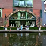 Tudors Esuites Jq Studio Apartment